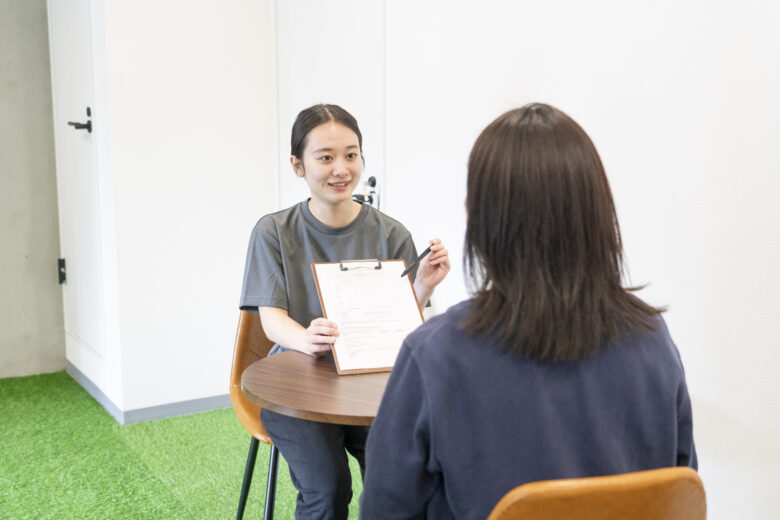 カウンセリングをする女性トレーナーと女性客