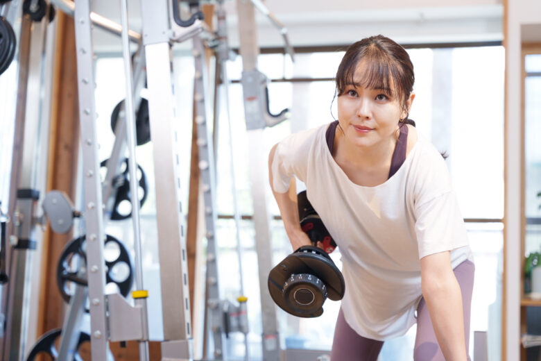 ウェイトトレーニングをしている女性の写真